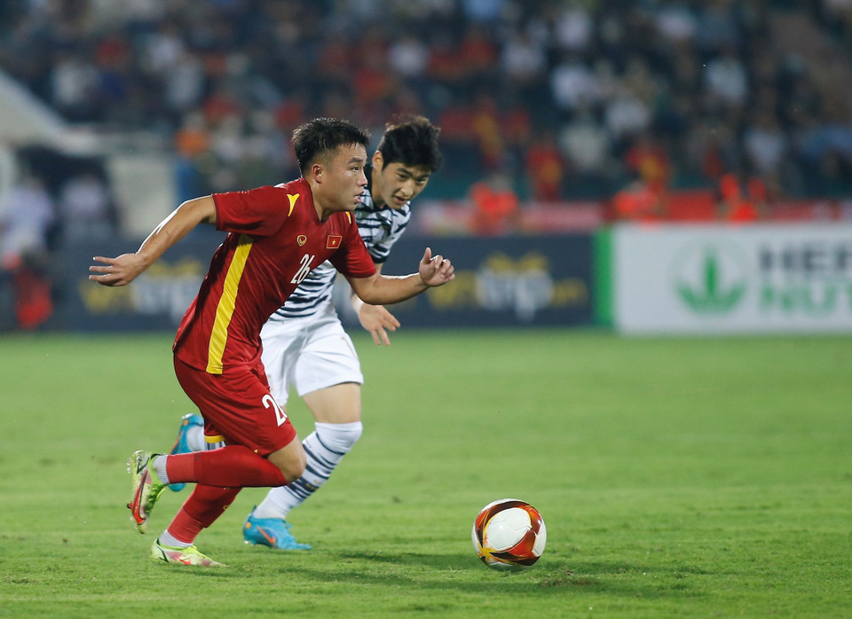 Ở trận đấu giao hữu vừa khép lại, huấn luyện viên Park Hang-seo bất ngờ tung ra đội hình với nhiều gương mặt trẻ, ít được đánh giá cao. Còn lại, ông 'cất' nhiều trụ cột trên băng ghế dự bị, trong đó có 3 cầu thủ quá tuổi dự SEA Games 31 gồm Hùng Dũng, Tiến Linh và Hoàng Đức. (Ảnh: PV/Vietnam+)