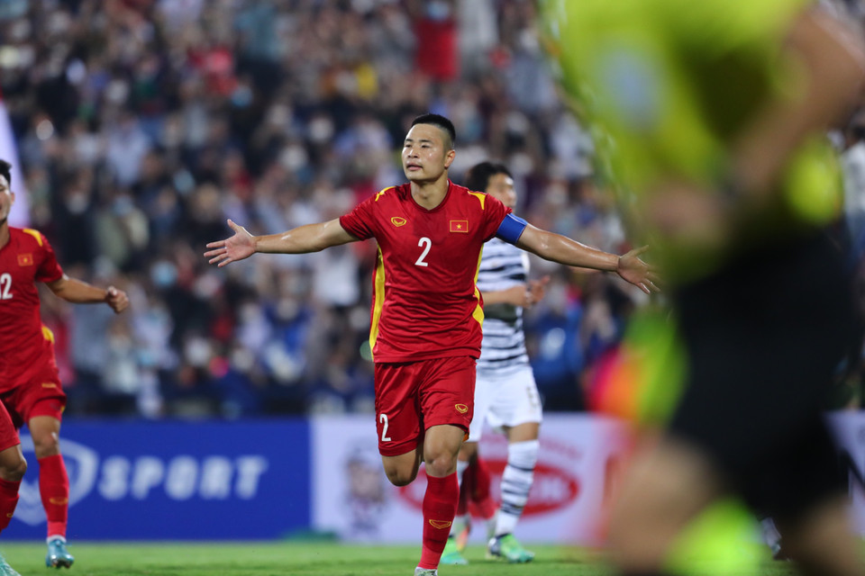Từ khoảng cách 11m, đội trưởng Đặng Văn Tới đã không bỏ lỡ cơ hội ghi bàn, giúp U23 Việt Nam đưa trận đấu trở lại vạch xuất phát. (Ảnh: PV/Vietnam+)