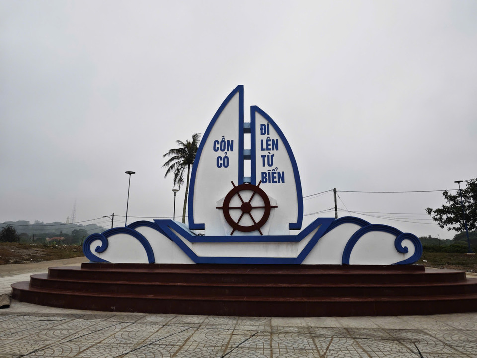 Với mục tiêu đưa du lịch trở thành ngành kinh tế mũi nhọn, năm 2024, Cồn Cỏ phấn đấu thu hút khoảng 9.500-10.000 lượt khách du lịch; doanh thu từ du lịch, dịch vụ đạt khoảng 15 tỷ đồng. (Ảnh: Vietnam+)