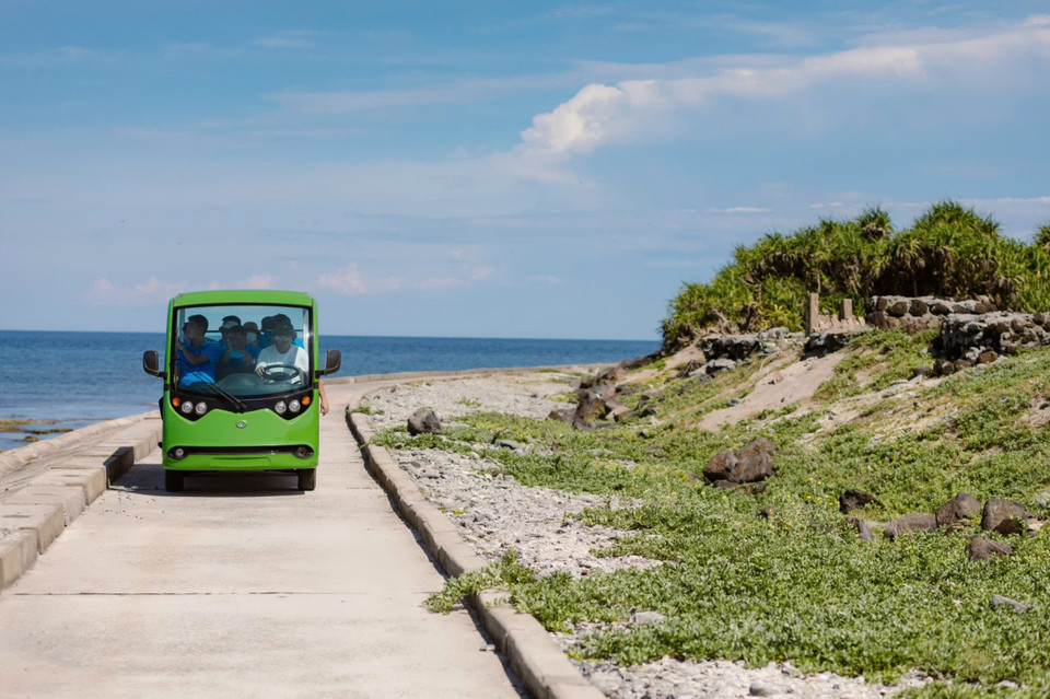 Du khách có thể đi xe điện để tham quan quần thể đảo. (Ảnh: Vietnam+)