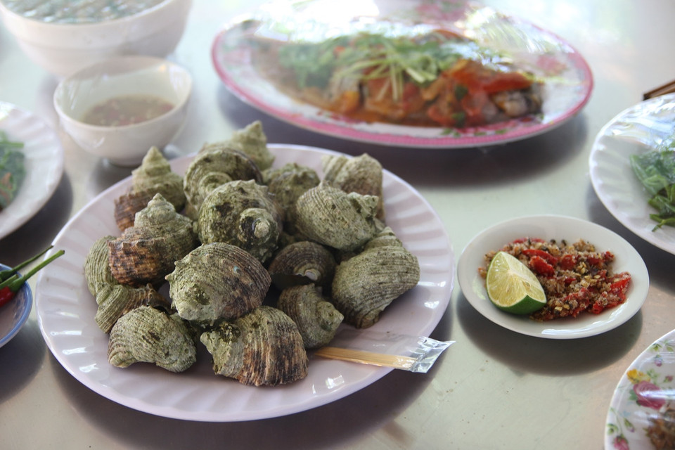 Du khách cũng được thưởng thức nhiều món ngon đặc sản Cồn Cỏ. (Ảnh: Vietnam+)