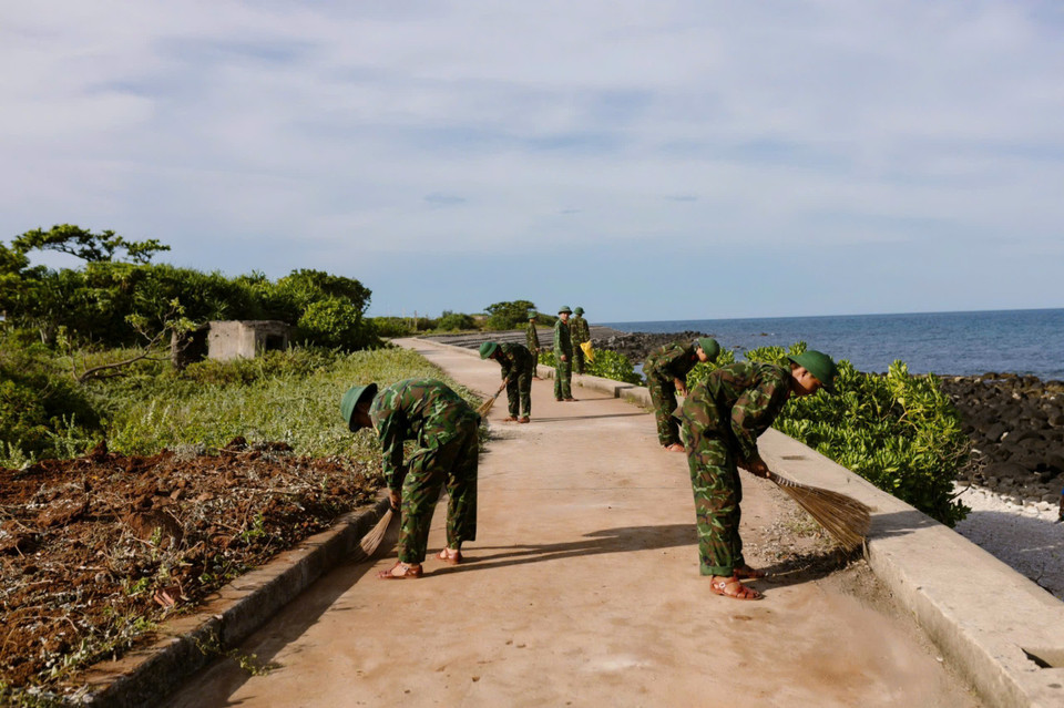 Đường ven biển tại đảo Cồn Cỏ luôn luôn sạch đẹp để đón du khách. (Ảnh: Vietnam+)