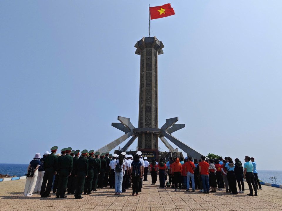 Nghi thức chào cờ trên đảo Cồn Cỏ. (Ảnh: Vietnam+)