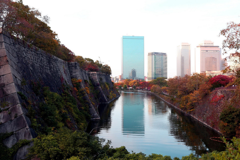 Lâu đài được bao quanh bởi hào nước với những hàng cây đủ màu sắc. (Nguồn: Huy Hùng/TTXVN)