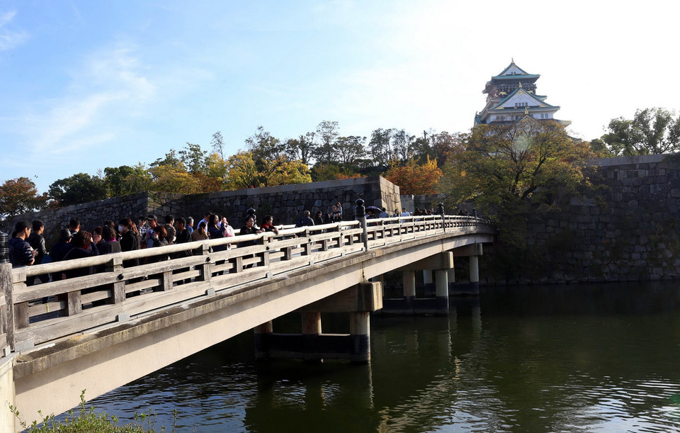 Chiếc cầu gỗ dẫn vào tòa thành cổ. (Nguồn: Huy Hùng/TTXVN)