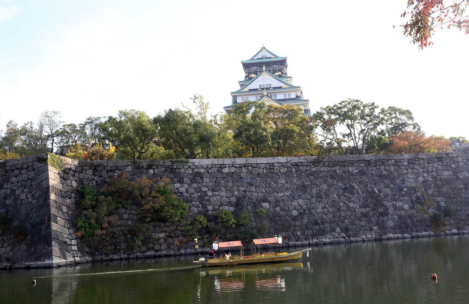 Bao bọc tòa thành cổ là hai hào nước có độ sâu hơn 10m. (Nguồn: Huy Hùng/TTXVN)