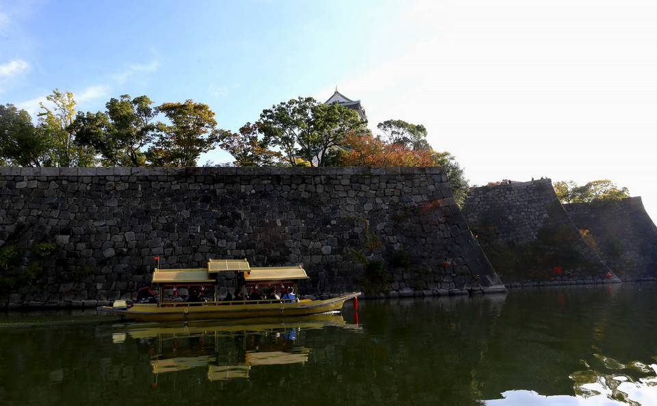 Lâu đài được xây trên hai bệ đá cao tựa vào hai vách tường đá dựng đứng được hào nước bao quanh. (Nguồn: Huy Hùng/TTXVN)