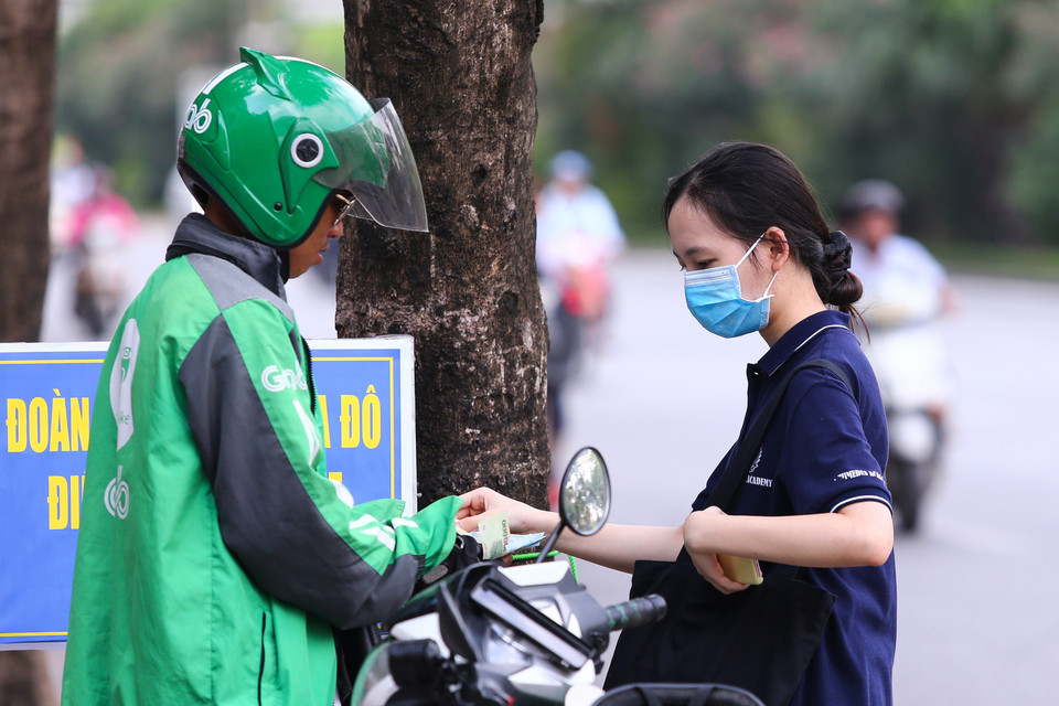 Nhiều em chủ động tới trường thi một mình vì tính chất không quá quan trọng của buổi làm thủ tục thi sáng 16/7 khi đây được coi là "nháp" cho ngày thi chính thức. (Ảnh: Nguyên An/Vietnam+)