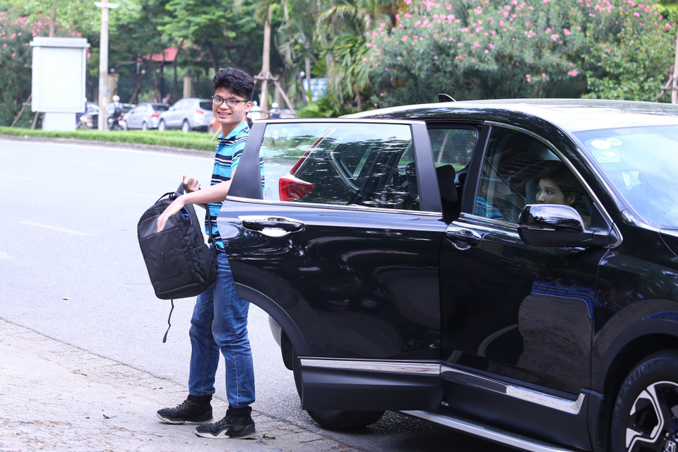 Học sinh dự thi vào lớp 10 tại Hà Nội có buổi sáng 16/7 để làm thủ tục dự thi, làm quen phòng thi, nghe Quy chế thi và lịch thi trước khi bước vào thi chính thức ngày mai (17/7). (Ảnh: Nguyên An/Vietnam+)