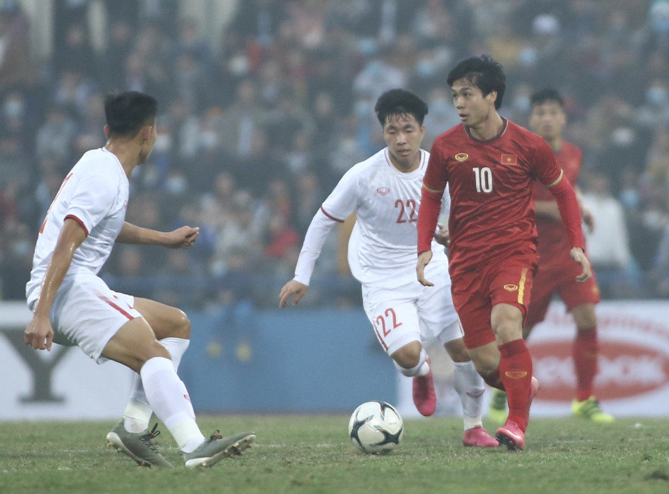 Đội tuyển Việt Nam bị 'đàn em' U22 Việt Nam cầm hoà với tỷ số 2-2 ở trận giao hữu tối 27/12 trên sân vận động Việt Trì (Phú Thọ). (Ảnh: Hiển Nguyễn/Vietnam+) 