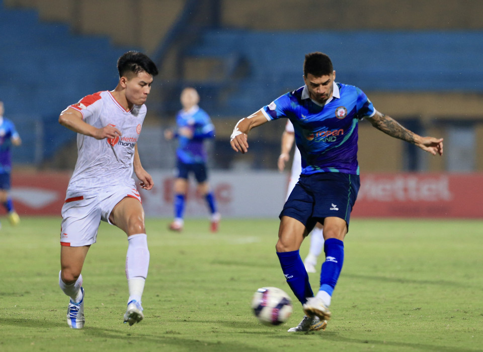 Cả Viettel và Bình Định cùng chọn lối chơi lùi sâu đội hình và chờ đợi những đường bóng phản công tốc độ. (Ảnh: PV/Vietnam+)