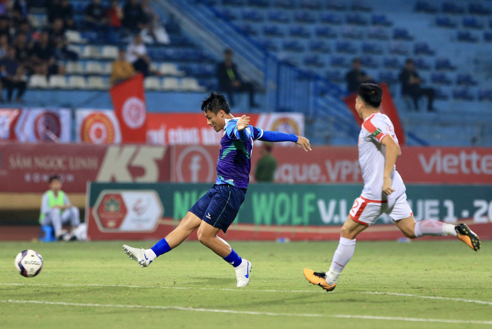 Bình Định từng hai lần dứt điểm trúng cột dọc bên phía cầu ngôn Viettel trong hiệp một với cú ra chân của Mạc Hồng Quân và ngoại binh Hendrio. (Ảnh: PV/Vietnam+)