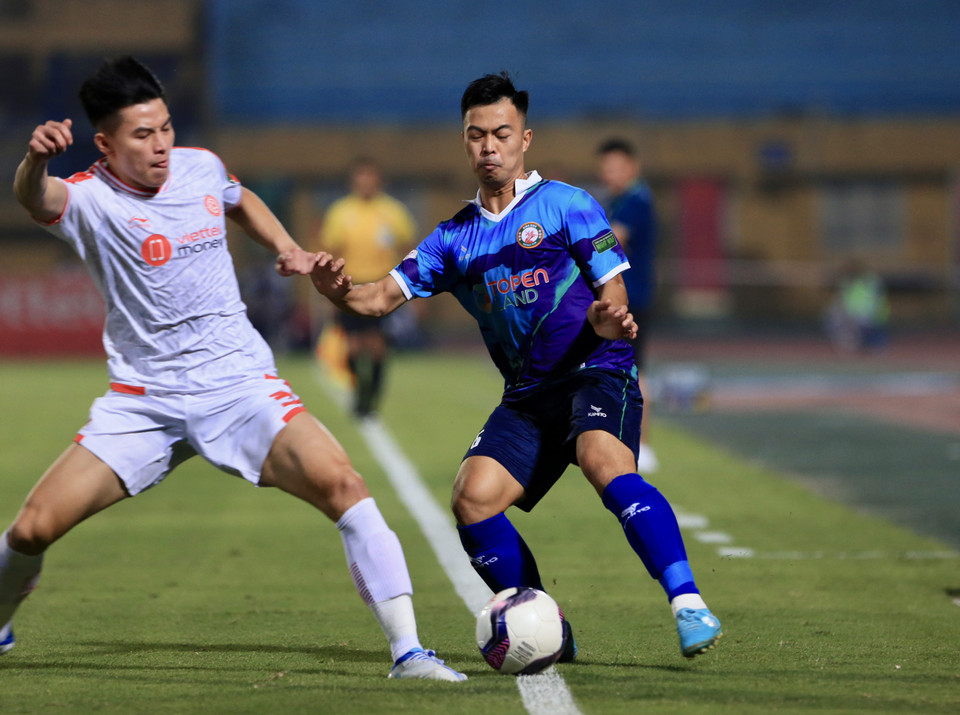 Trước khi bước vào trận đấu này, hai đội đứng trước cơ hội lớn để bứt lên trong cuộc đua. Bởi, hai đội dẫn đầu bảng xếp hạng Hà Nội FC và Hải Phòng đều chỉ giành được 1 điểm ở vòng đấu này. (Ảnh: PV/Vietnam+)