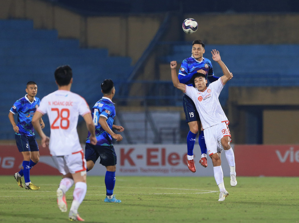 Trong suốt 90 phút, cơ hội được chia điểm cho cả hai bởi đều không tận dụng được các đường lên bóng. Hai đội cùng có quyền tiếc nuối sau trận đấu. (Ảnh: PV/Vietnam+)