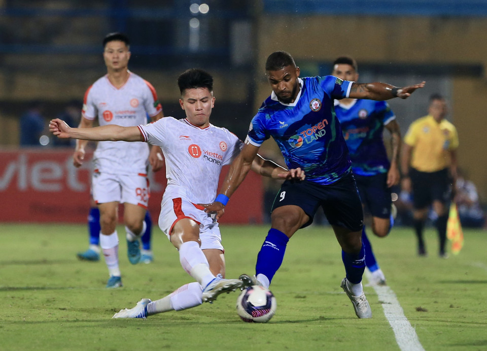 Trong 45 phút hiệp hai, tốc độ trận đấu ngày một được đẩy cao. Dẫu vậy, điểm chung cho những pha dứt điểm đều là không thể trở thành bàn thắng. (Ảnh: PV/Vietnam+)