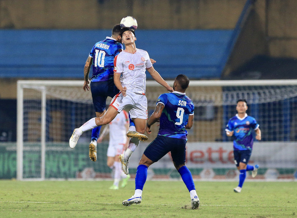 Chia điểm ở trận đấu quan trọng, hai đội giữ nguyên vị trí trên bảng xếp hạng và ngày một tụt lại trong cuộc đua vô địch khi mùa giải chỉ còn 3 vòng đấu. (Ảnh: PV/Vietnam+)