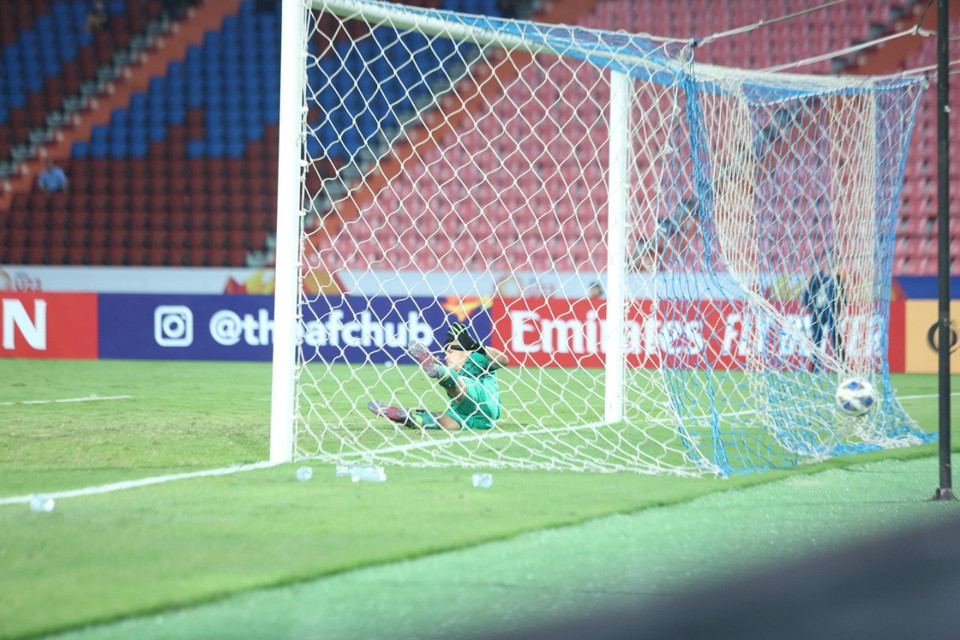 Bùi Tiến Dũng một lần nữa phải vào lưới nhặt bóng sau khi U23 Triều Tiên được hưởng 11 mét và thực hiện thành công ở phút 90. Trước. đó, Bảo Toàn là người đã phạm lỗi trong vòng cấm. (Ảnh: Vietnam+)