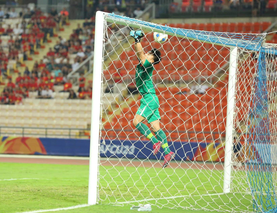 Trước cú sút phạt không mấy nguy hiểm từ đối thủ, thủ môn Thanh Hoá chủ quan, đấm bóng trượt và để thủng lưới. Sai lầm này gần giống với chính pha mắc lỗi của Tiến Dũng tại SEA Games 30 vừa qua ở trận đấu với U22 Indonesia. (Ảnh: Vietnam+)