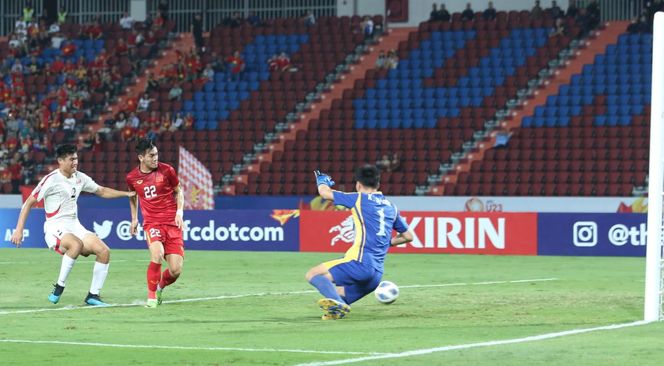 Lỗi lầm của Tiến Dũng khiến U23 Việt Nam đánh mất lợi thế trước U23 Triều Tiên dù trước đó Tiến Linh đã ghi bàn mở tỷ số sớm ở phút 16. (Ảnh: Vietnam+)