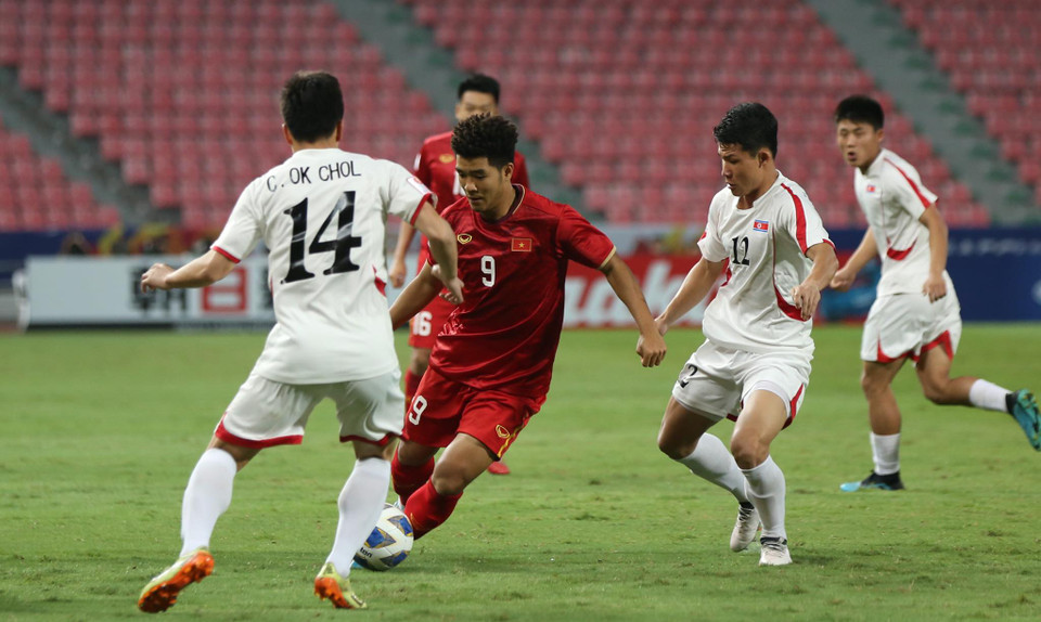 Khi tỷ số là 1-1, U23 Việt Nam nỗ lực tấn công nhưng không có được thế trận tốt và vấp phải sự kháng cự lớn của U23 Triều Tiên với tinh thần lên cao sau bàn gỡ. (Ảnh: Vietnam+)