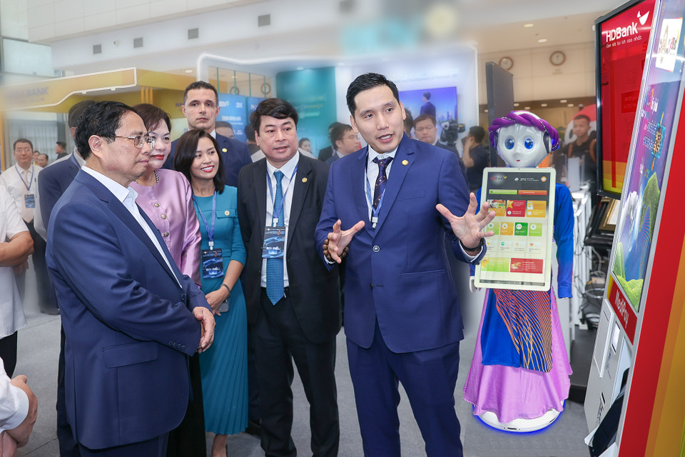 Thủ tướng Chính phủ Phạm Minh Chính tham quan tại gian hàng HDBank. (Ảnh: Vietnam+)