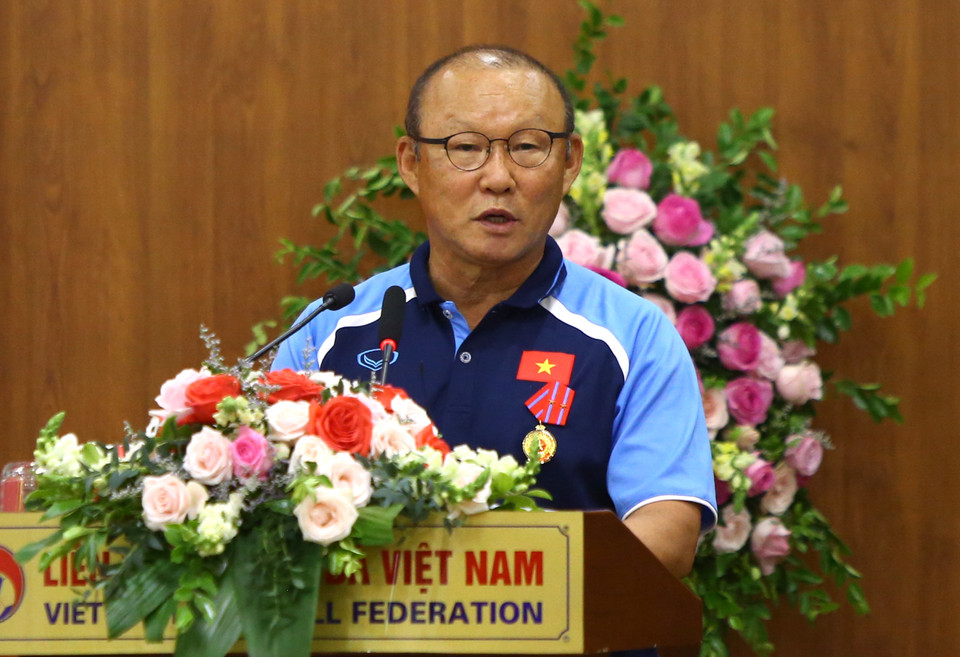 Chia sẻ cảm xúc sau khi nhận huân chương, huấn luyện viên Park Hang-seo nhiều lần nói lời cảm ơn tới Thủ tướng Chính phủ và nhân dân Việt Nam. (Ảnh: Phúc Tá/Vietnam+)