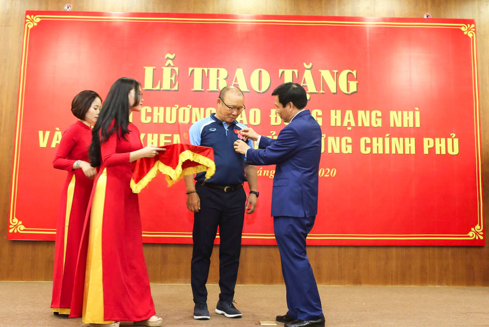 Niềm vui của huấn luyện viên Park Hang-seo khi nhận Huân chương cao quý. (Ảnh: Phúc Tá/Vietnam+)