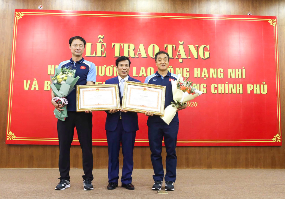 Bên cạnh huấn luyện viên Park Hang-seo, hai trợ lý Lee Young-jin và Kim Han Yoon cũng được trao Bằng khen của Thủ tướng Chính phủ. (Ảnh: Phúc Tá/Vietnam+)