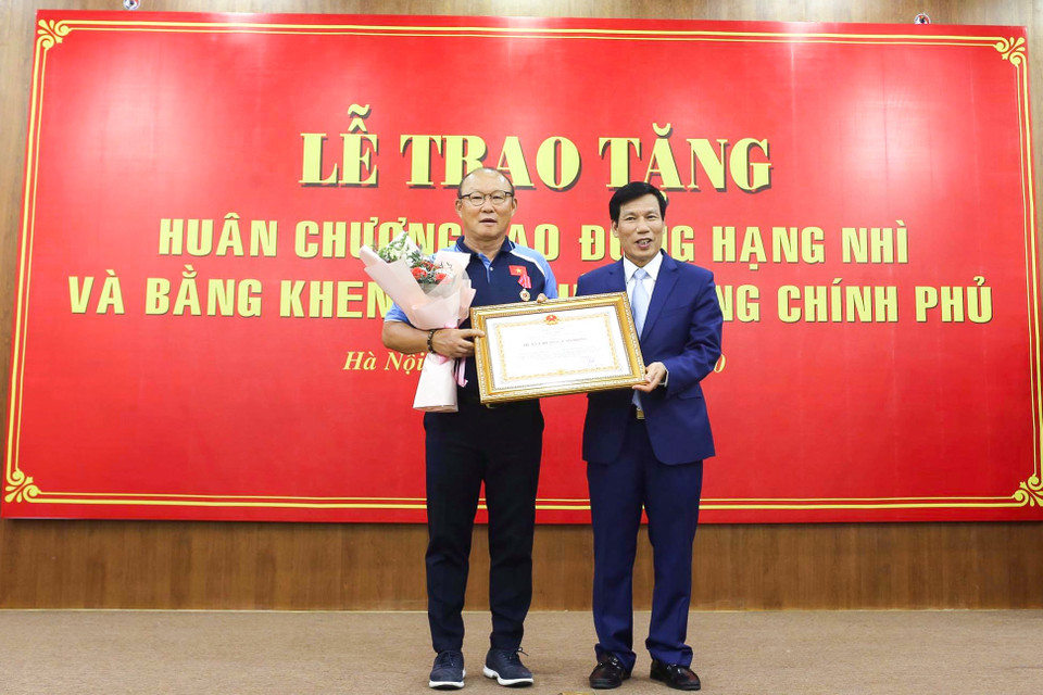 Đây là lần thứ ba huấn luyện viên Park Hang-seo nhận Huân chương cao quý của Chủ tịch nước sau Huân chương Lao động hạng Ba nhờ thành công ở vòng chung kết U23 châu Á và Huân chương Hữu nghị sau chức vô địch AFF Cup 2018. (Ảnh: Phúc Tá/Vietnam+)