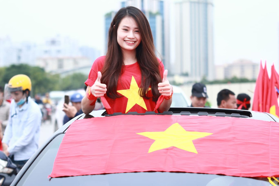 Các cổ động viên tới Mỹ Đình từ sớm cổ vũ cho đội tuyển Việt Nam một phần vì cung đường gần sân vận động đang thi công đường đua F1 nên rất dễ xảy ra ách tắc. (Ảnh: N.T)