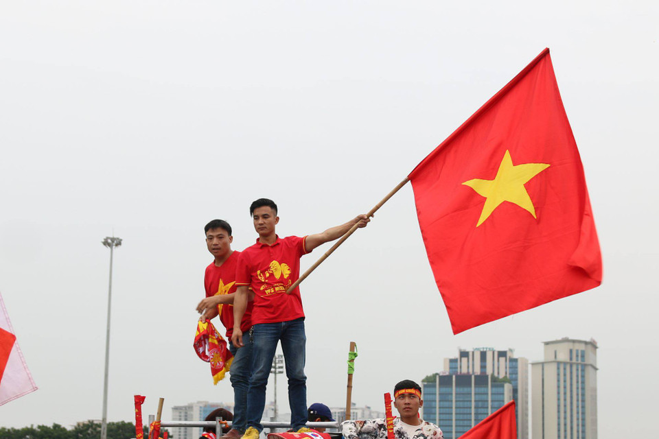 Các cổ động viên nhanh chóng tạo nên bầu không khí sôi động bên ngoài sân. (Ảnh: G.N)