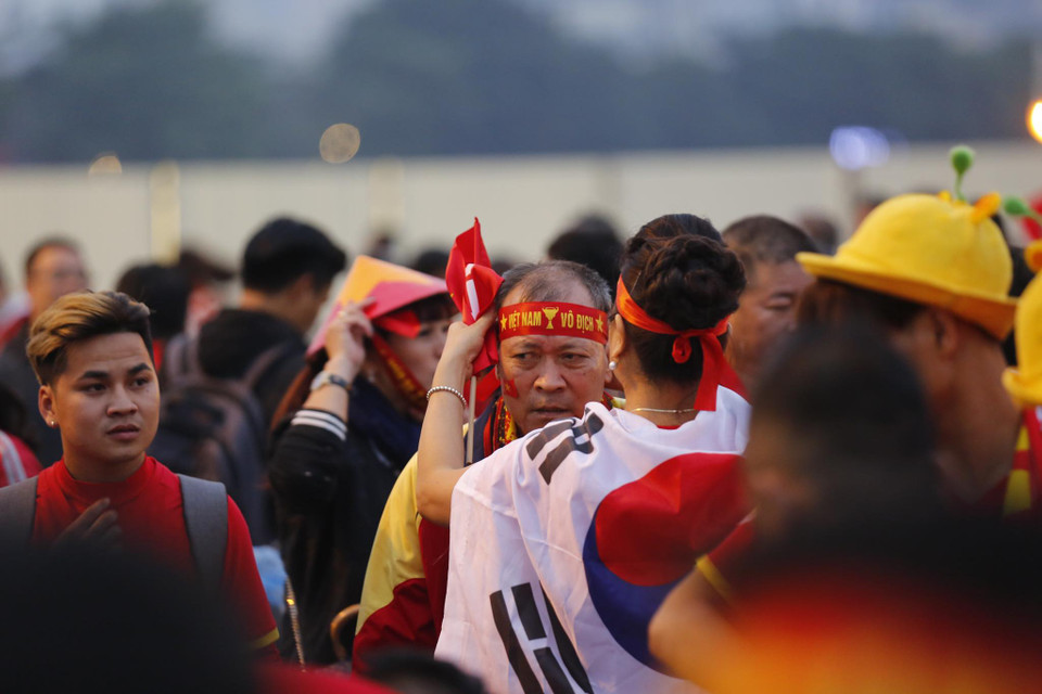Các cổ động viên đã sẵn sàng 'nhuộm đỏ' sân Mỹ Đình, tiếp thêm sức mạnh cho đội tuyển Việt Nam. (Ảnh: G.N)
