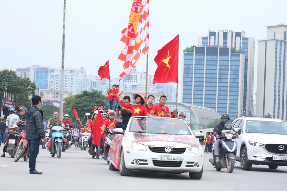 Trận đấu giữa tuyển Việt Nam và UAE sẽ diễn ra lúc 20 giờ tối nhưng từ khoảng 16 giờ chiều, số đông cổ động viên đã đổ tới sân vận động Mỹ Đình. (Ảnh: N.T)