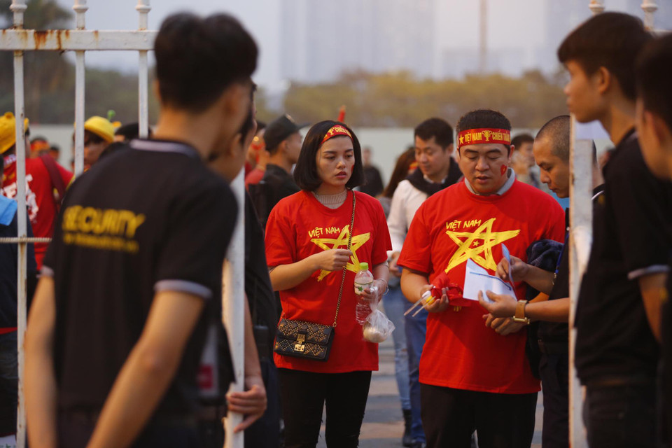Cổ động viên xếp hàng để vào sân theo dõi đội tuyển Việt Nam thi đấu. (Ảnh: S.N)