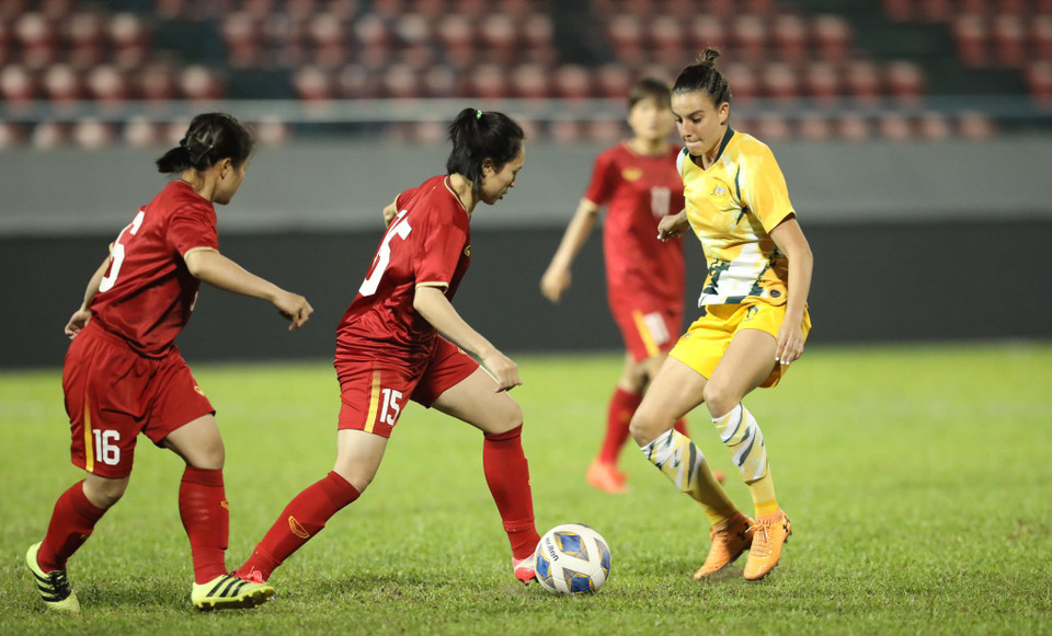 Trận đấu lượt về kết thúc với tỷ số 2-1 nghiêng về tuyển nữ Australia. Kết quả này giúp đội khách giành vé dự Olympic Tokyo 2020 sau hai lượt trận với tổng tỷ số 7-1. Còn tuyển nữ Việt Nam kết thúc "chuyến phiêu lưu" ở đấu trường châu lục. (Ảnh: Vietnam+)
