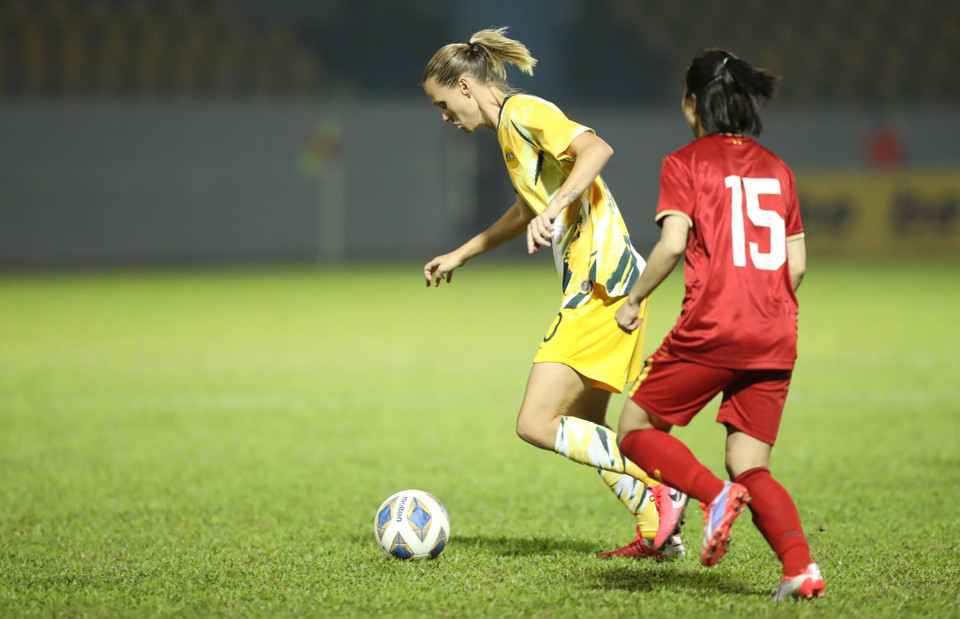 Thế nhưng, chênh lệch thực lực quá lớn khiến tuyển nữ Việt Nam không giữ được thế trận tốt quá lâu và nhanh chóng phải nhận bàn thua. (Ảnh: Vietnam+)