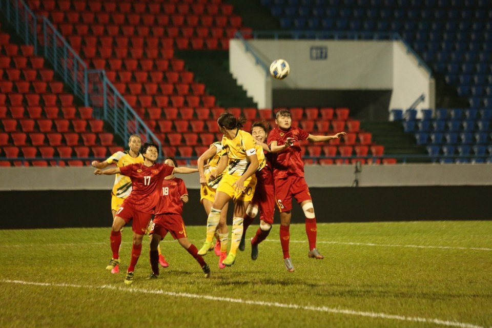 Sang hiệp hai, Kim Thanh và đồng đội tiếp tục chơi nỗ lực và quyết tâm khiến đối thủ không có nhiều cơ hội ghi thêm bàn thắng như ở trận lượt đi. (Ảnh: Vietnam+)