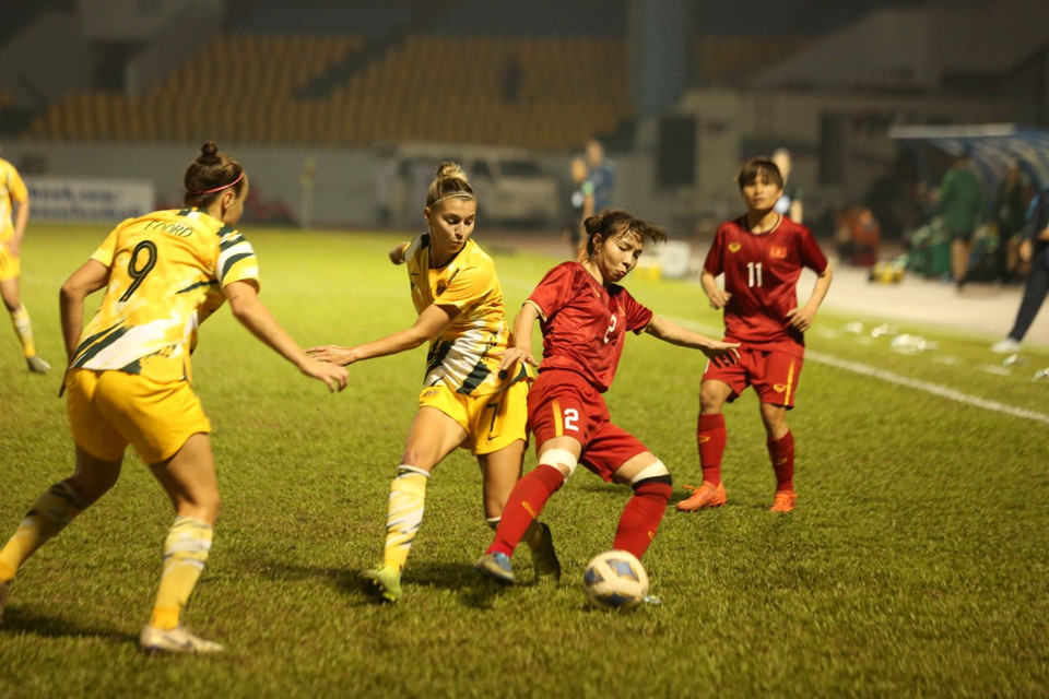 Hàng thủ Việt Nam vẫn chơi chủ động và tự tin trong khi hàng công có một vài cơ hội dù bị dẫn 2-0. Thủ môn Kim Thanh còn xuất sắc cản phá phạt đền ở phút 36. 