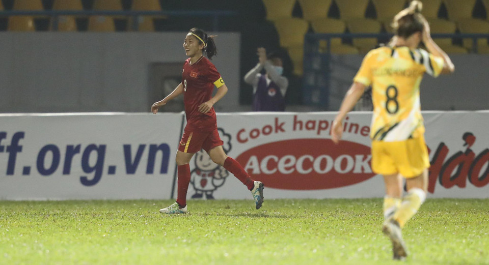 Phút 55, Huỳnh Như tỏa sáng với siêu phẩm bàn thắng từ khoảng cách tới 30 mét. Nữ cầu thủ Việt Nam tự tin lốp bóng qua đầu thủ môn sau khi tận dụng sai lầm mất bóng của hậu vệ. (Ảnh: Vietnam+)
