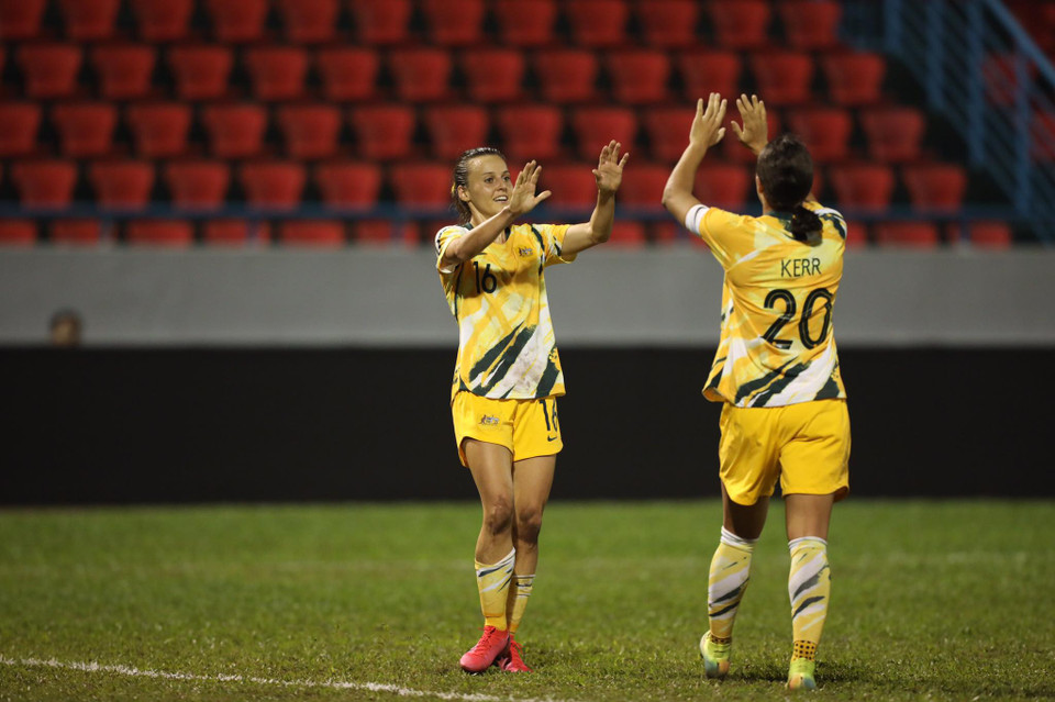 Sam Kerr (số 16) tiếp tục ghi bàn cho đội khách ở phút 27 khi chỉ cần nhẹ nhàng đệm bóng vào khung thành trống từ đường chuyền "dọn cỗ" của đồng đội. (Ảnh: Vietnam+)