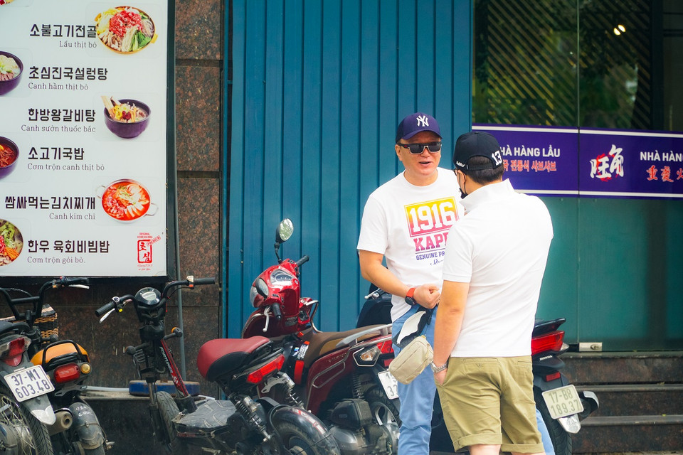 Anh Kil Jeong-Hun là người Hàn Quốc hiếm hoi không đeo khẩu trang. Anh cho biết lý do là 'thấy Việt Nam an toàn nên không quá lo lắng về dịch bệnh.' (Ảnh: Minh Hiếu/Vietnam+)
