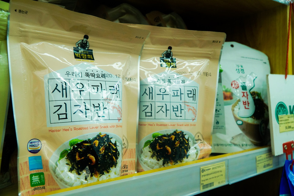 Các mặt hàng ăn nhanh có thể tìm thấy ở khắp mọi nơi. (Ảnh: Minh Hiếu/Vietnam+)