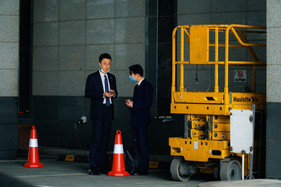 Ở các công ty Hàn Quốc, việc làm vẫn được duy trì. Người Hàn đeo khẩu trang trong lúc giao tiếp, làm việc. (Ảnh: Minh Hiếu/Vietnam)