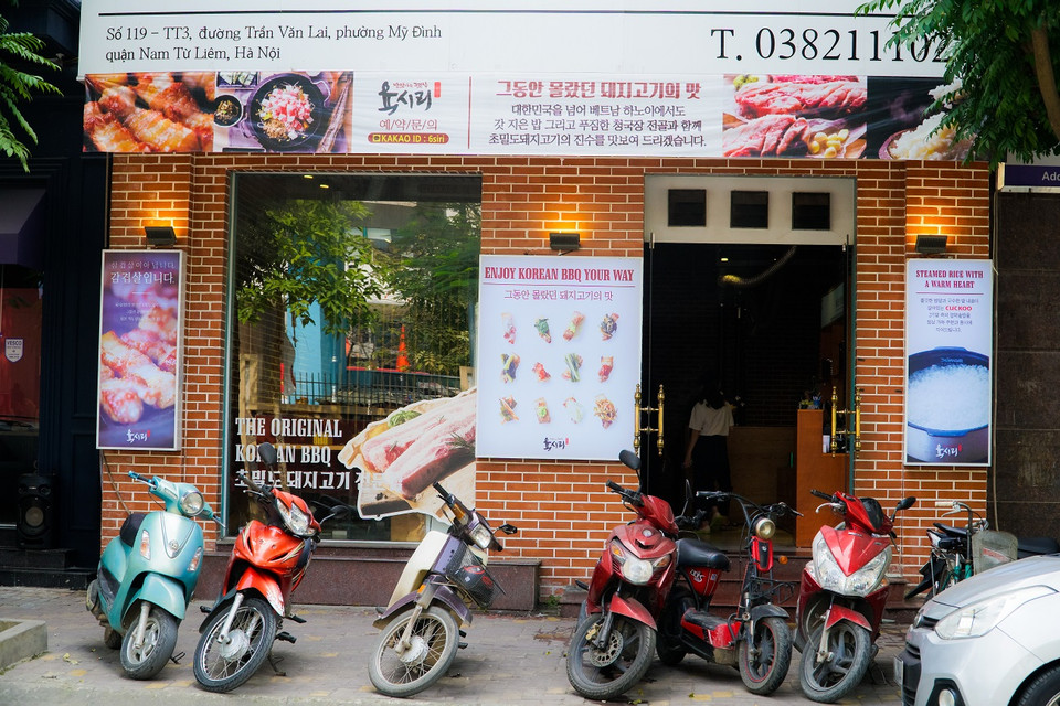 Làm việc tại khu vực nhiều người Hàn Quốc sinh sống, chị Giang cho hay: 'Mọi sinh hoạt vẫn diễn ra như bình thường nhưng bản thân tôi phải tự trang bị các biện pháp an toàn.' (Ảnh: Minh Hiếu/Vietnam+)