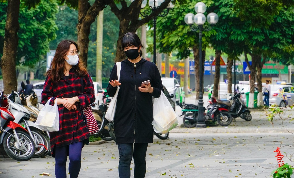 Các cô gái của xứ Kim Chi khi đi ra đường đều trang bị khẩu trang kín mít. Anh Vương Quảng Linh, chủ một cửa hàng nail tại khu vực này, cho biết vài ngày trở lại đây lượng người Hàn Quốc đến tiệm giảm đáng kể. (Ảnh: Minh Hiếu/Vietnam+)