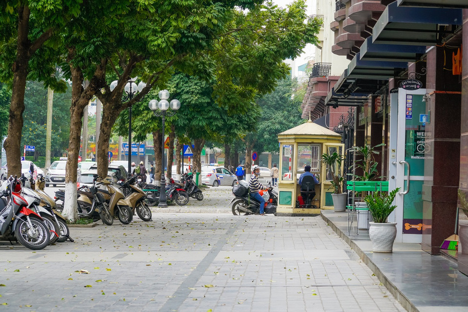 Theo ghi nhận, phố xá quanh khu vực có vẻ vắng vẻ hơn trước. (Ảnh: Minh Hiếu/Vietnam+)