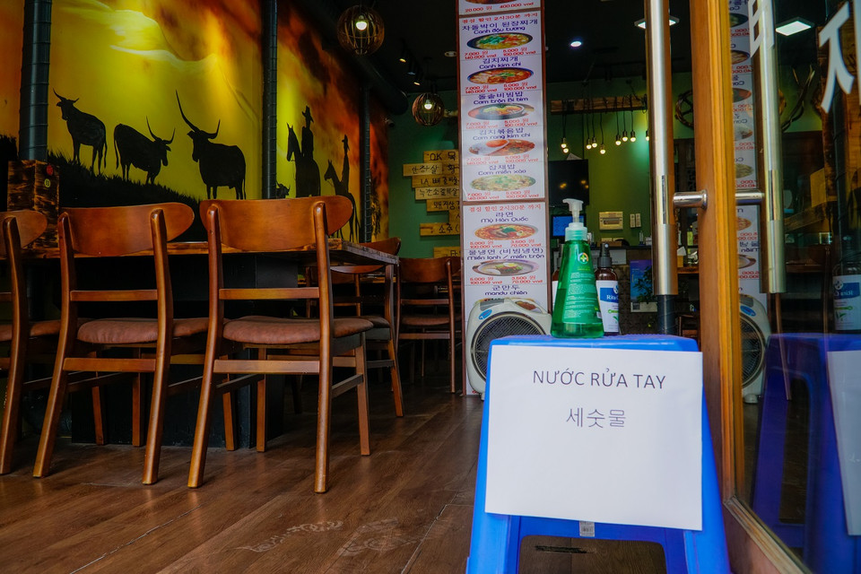 Nhiều cửa hàng trang bị nước rửa tay cho khách hàng. (Ảnh: Minh Hiếu/Vietnam+)