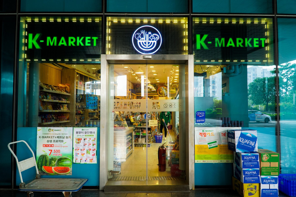 Một vài cửa hàng tiện lợi Hàn Quốc vẫn mở cửa bình thường để phục vụ người Hàn mua sắm. (Ảnh: Minh Hiếu/Vietnam+)