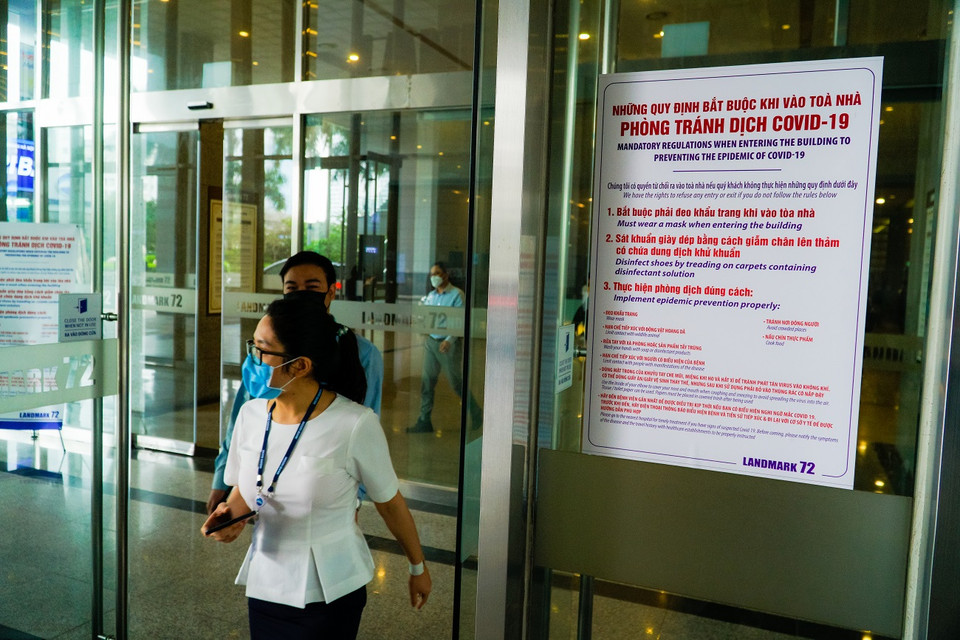 Toà nhà Landmark 72 là nơi làm việc và sinh sống của nhiều người Hàn Quốc, cũng đã có biển báo quy định riêng trước dịch cúm virus SARS-CoV-2. (Ảnh: Minh Hiếu/Vietnam+)