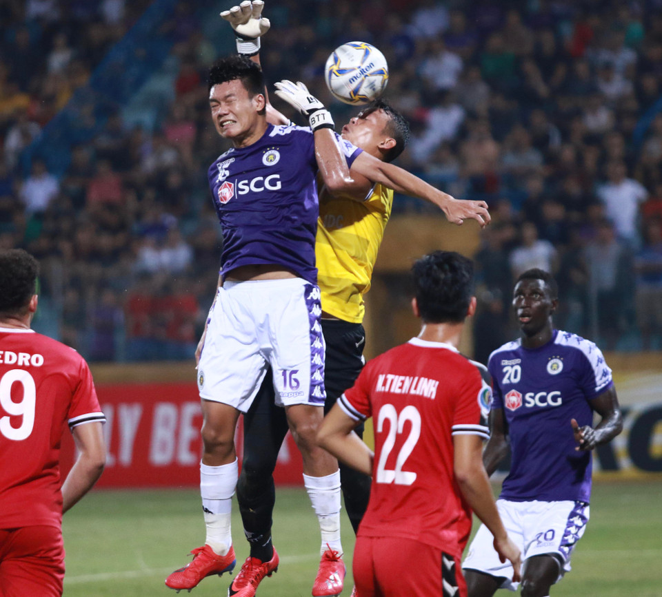 Trong một tình huống phạt góc ở phút 61, Tấn Trường đã mắc sai lầm không đáng có... (Ảnh: Nguyên An)